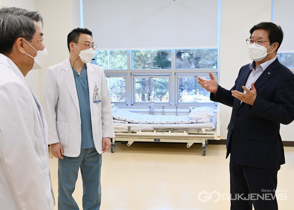 사진=염태영 시장(오른쪽)이 소의영 아주대학교요양병원장(왼쪽), 김주형 진료부원장과 이야기를 나누고 있다.