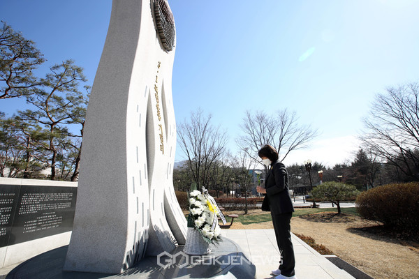 하남시의회 방미숙 의장, 3.1독립운동 기념비 참배 모습