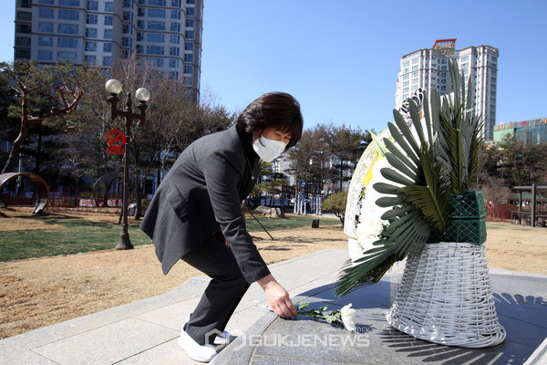 하남시의회 방미숙 의장, 3.1독립운동 기념비 참배 모습