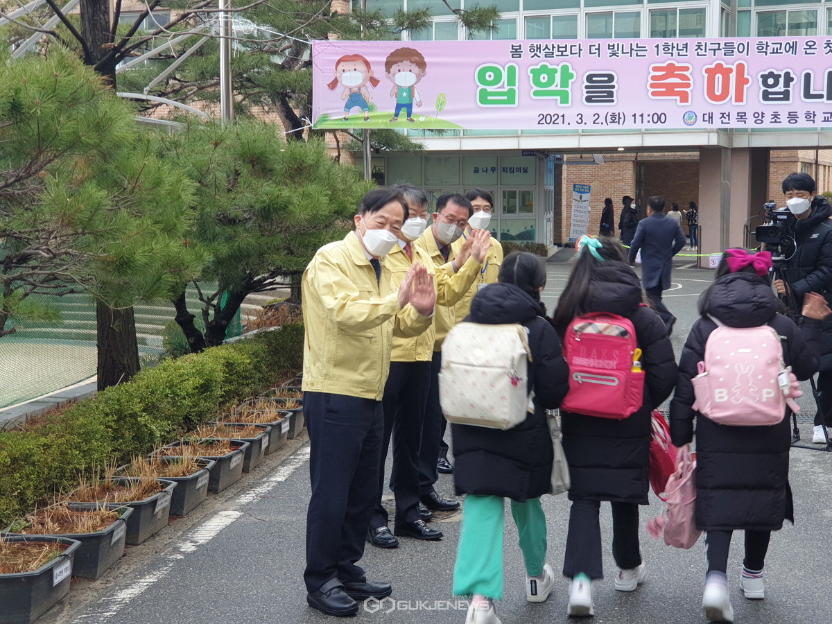 설동호 대전시교육감이 2일 오전 대전목양초등학교 교문에서 새 학년 첫날 등교하는 학생들을 반갑게 맛이하고 있다.