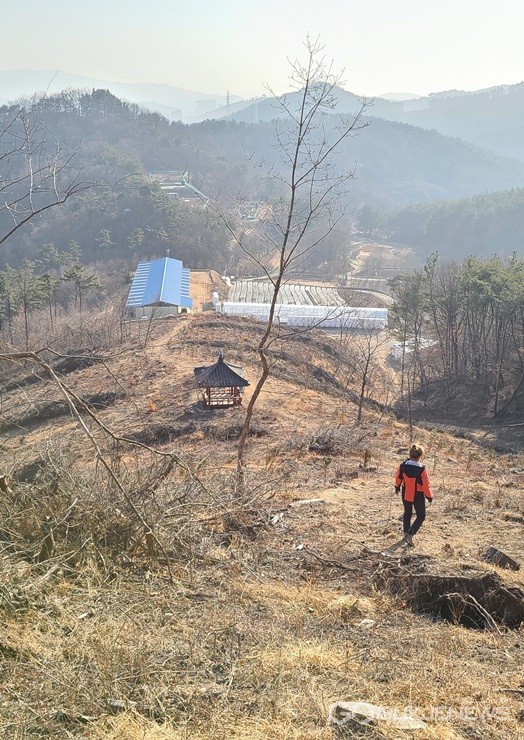 성왕산 하산길에 바라다본 부엉산과 부춘산. (사진 = 최병민 기자) 
