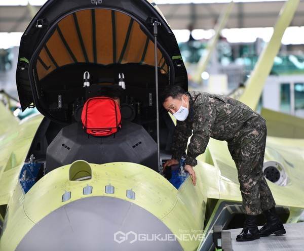 이성용 공군참모총장이 2일 경남 사천에 있는 한국항공우주산업(KAI)를 찾아 최종 조립 중인 한국형 전투기(KF-X) 시제기를 직접 살펴보고 있다.(사진제공.공군)