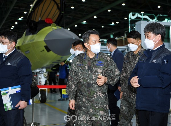 이성용 공군참모총장이 2일 경남 사천에 있는 한국항공우주산업(KAI) 한국형전투기(KF-X) 개발센터를 찾아 한국형전투기 시제기 조립현장을 살펴보고 연구진들을  격려했다. (사진제공.공군)