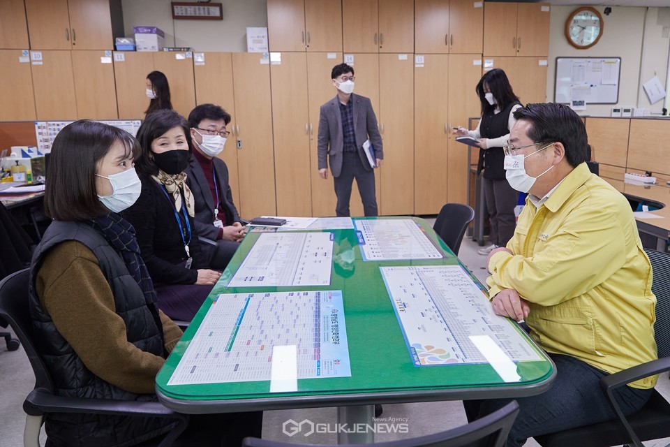 오세현 시장, 해외입국 자가격리 전담공무원 격려하고 애로사항을 청취하고 있다.