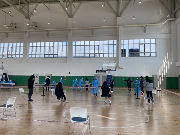 제주국제학교는 5일 학교 내 워크스루 선별진료소를 설치하고 학생과 교직원 등 총 289명이 검사를 진행중에 있다.