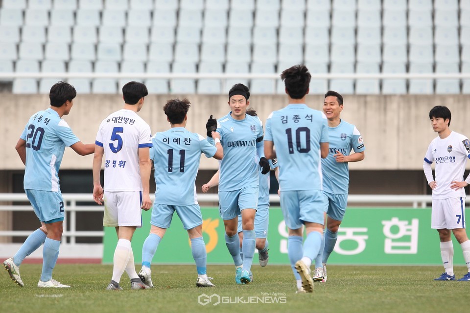 천안시축구단은 조주영의 멀티골에 힘입어 4-1 승리를 거뒀다.