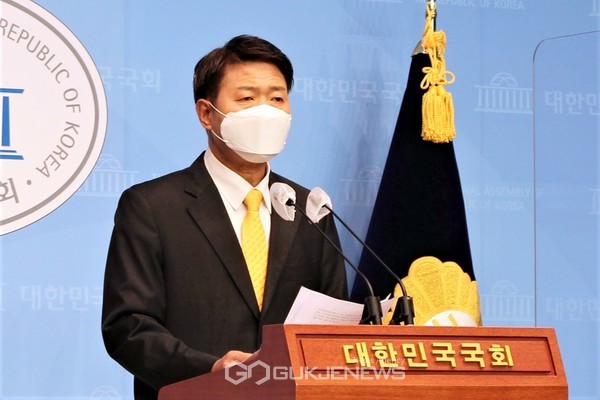 여영국 정의당 당대표 후보가 9일 오전 국회 소통관에서 정의당의 대전환 정치비전을 제시하는 기자회견을 하고 있다.