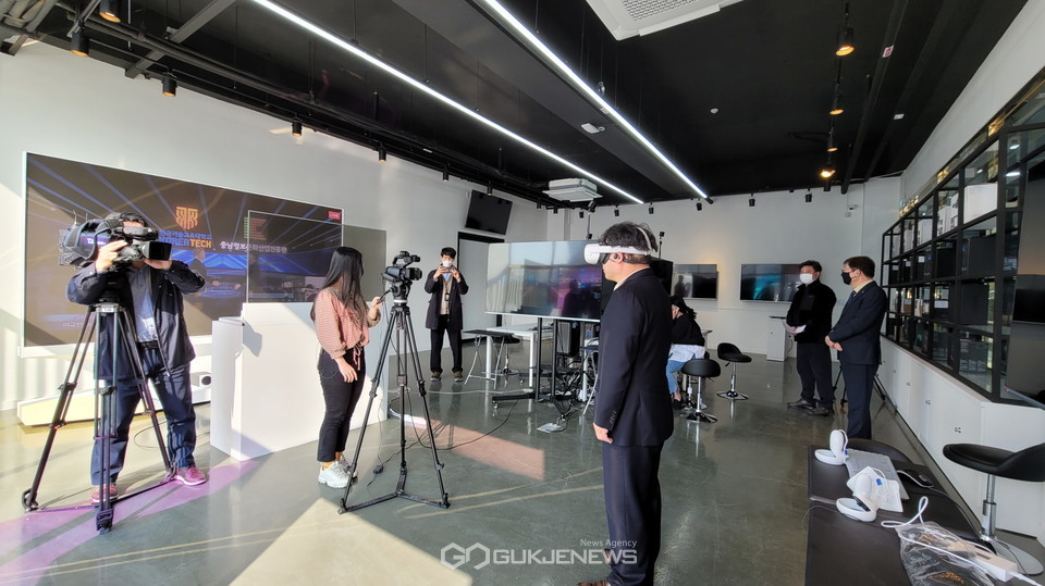 충남 VR·AR제작거점센터 ‘XR EVENT STUDIO’ 시연 모습