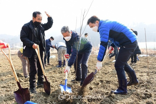▲ 밀원수 식목행사 모습.<사진=화성시 제공>  