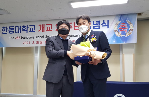   장순흥 한동대학교 총장(왼쪽)이 8일 신강수 포항시 대중교통과장(오른쪽)에게 시내버스 학교 경유에 대한 감사패를 전달하고 있다. (사진 = 포항시)