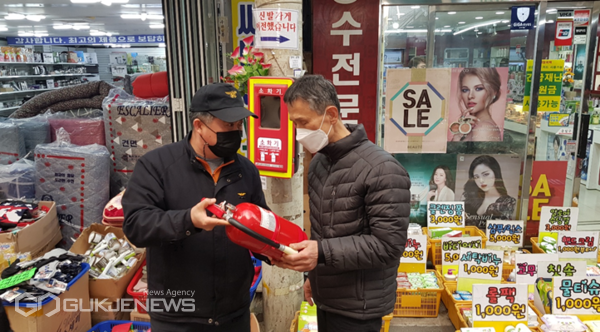 '전통시장 점포 점검의 날' 운영 모습/제공=북부소방서