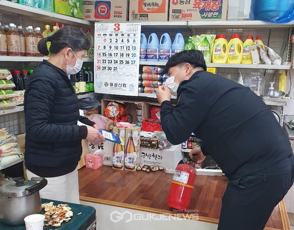 횡성소방서가 횡성 오일장을 맞아 전통시장 점포 점검의 날을 시행했다. 사진=횡성소방서