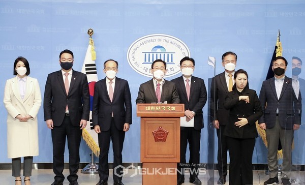 주호영 국민의힘 원내대표가 16일 오전 국회 소통관에서 LH 사태와 관련해 긴급 기자회견을 하고 있다.