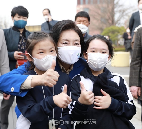 18일 박영선 더불어민주당 서울시장 후보가 어린이들과 기념촬영을 하고 있다.