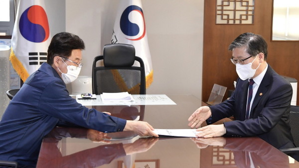 변창흠&nbsp;국토부장관에게&nbsp;경북지역&nbsp;현안사업&nbsp;셜명하는&nbsp;이철우&nbsp;경북도지사.(사진=경북도)