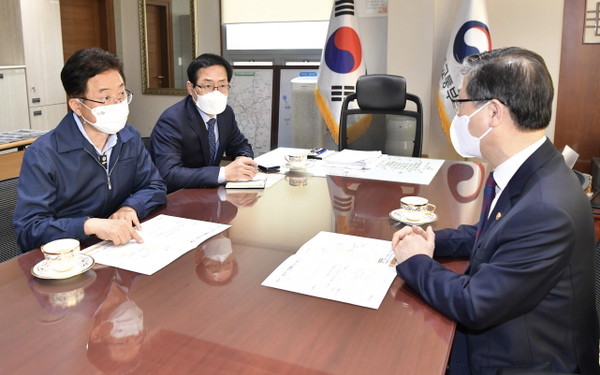 변창흠&nbsp;국토부장관에게&nbsp;경북지역&nbsp;현안사업&nbsp;셜명하는&nbsp;이철우&nbsp;경북도지사.(사진=경북도)