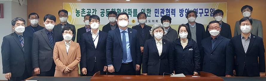 김명숙&nbsp;의원&nbsp;등&nbsp;관계자들이&nbsp;활력넘치는&nbsp;마을&nbsp;조성&nbsp;등을&nbsp;다짐했다.