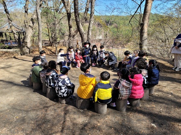  &nbsp;&nbsp;포항시 도음산유아숲체험원의 어린이들 대상 숲 체험교육 모습 (사진 = 경북생명의숲)