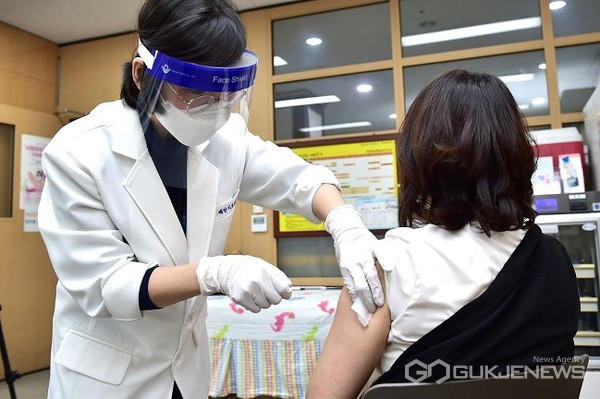 코로나 예방접종 모습(사진=제천시)