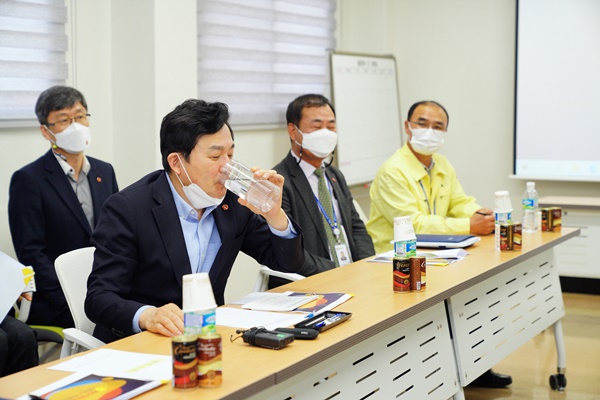 24일 원희룡 제주도지사가 제주양돈농협 가축분뇨 자원화공장에서 가축분뇨를 완전 정화시킨 재이용수를 마시며 악취문제 개선 의지를 피력했다