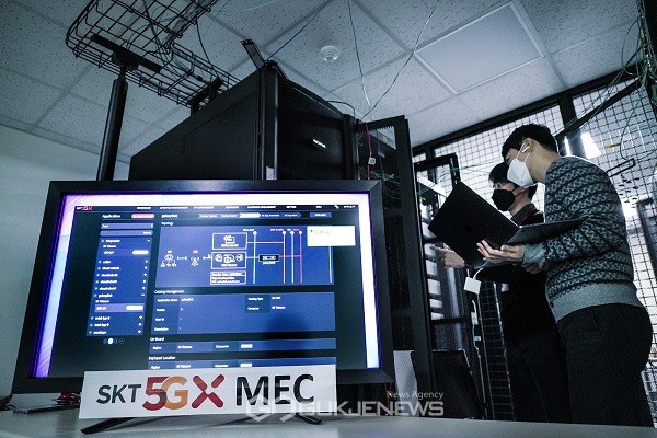 SK텔레콤 5G MEC 개발 담당 연구원들이 SK텔레콤 분당사옥 테스트베드에서 5G MEC 기술을 연구하고 있다.
