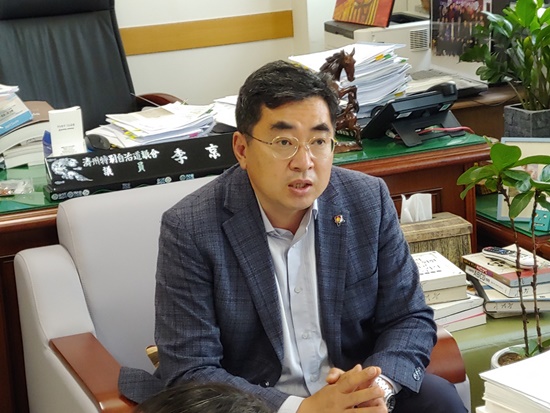 제주도의회 이경용 의원(국민의 힘.서홍대륜동)이 제2공항 건설과 관련된 입장을 이야기하고 있다