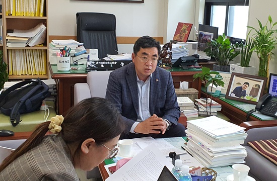 제주도의회 이경용 의원(국민의 힘.서홍대륜동)이 제2공항 건설과 관련된 입장을 이야기하고 있다