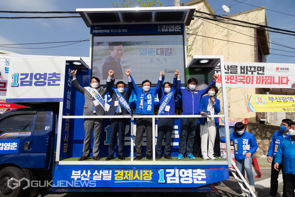 2일 오후 2시 동래시장을 시작으로, 오후 5시 강서구 명지오션시티, 저녁 6시 10분 사하구 장림점 홈플러스 앞에서 유세를 이어가며, 시민들에게 지지를 호소하고 있는 김영춘 부산시장 후보 모습  /제공=김영춘 후보 캠프