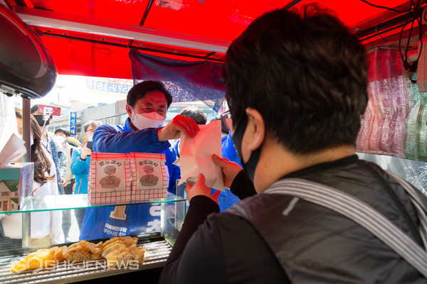 2일 오후 2시 동래시장을 시작으로, 오후 5시 강서구 명지오션시티, 저녁 6시 10분 사하구 장림점 홈플러스 앞에서 유세를 이어가며, 시민들에게 지지를 호소하고 있는 김영춘 부산시장 후보 모습  /제공=김영춘 후보 캠프