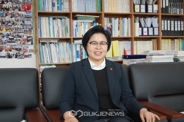 제주도의회 국민의 힘 오영희 의원은 이번 제2공항 추진과 관련 여론조사로 결과로 다시 갈등의 국면이 되지 않았나 하는 생각을 한다고 말했다.