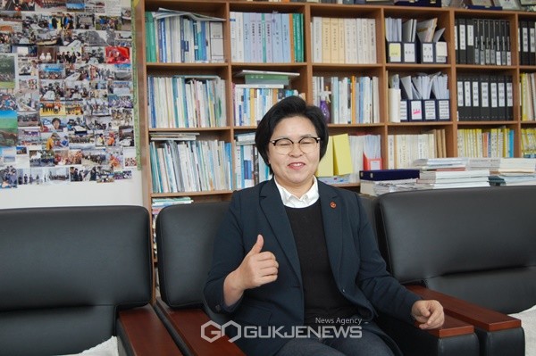 제주도의회 국민의 힘 오영희 의원은 제주의 청년들은 좋은 일자리를 열어 줄 수 있는 제2공항 추진이 추진이 되어야 하고 특히 안전을 고려한다면 현 제주공항의 확장은 불가능한 대안이라는 것을 국토부에서 여러차례 밝혔다고 강조했다.