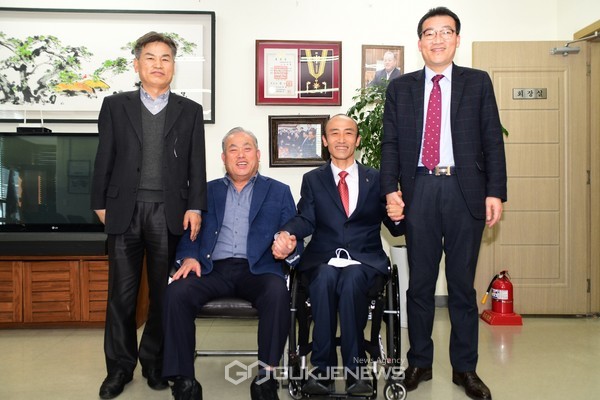 녹화후 기념촬영 왼쪽부터 복지TV 홍순영 부사장 ,복지TV최규옥회장 정진완회장 , 복지TV 김선우 사장