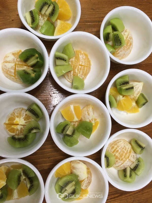 양천, 건강과일바구니사업 과일 배식 사진