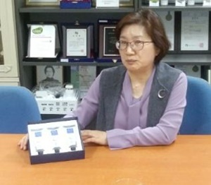 박시향 대표가 제품에 대해 설명하고 있다.