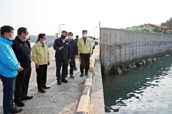 지난 10일 어촌뉴딜300사업 현장인 만대항을 찾아 사업 진행 상황을 점검하고 있는 가세로 군수. (사진 = 태안군 제공)