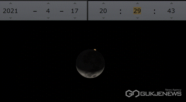 4월 17일 저녁 10시경의 달과 화성 모습