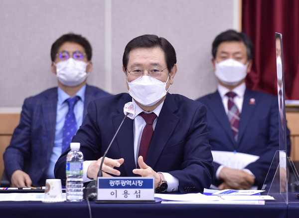 이용섭 광주광역시장이 13일 오후 광산구 평동종합비즈니스센터에서 열린 '광산구민과의 정책 현장대화'에 참석해 광산구 주요정책과 중소기업·소상공인에 대한 지원 및 협력방안 등을 논의하고 있다. ⓒ 광주광역시