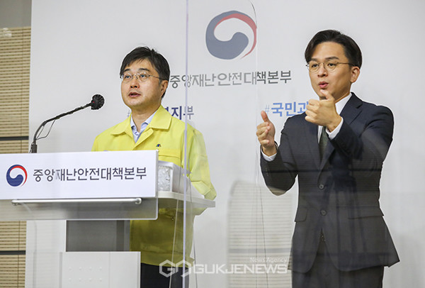 윤태호 중앙사고수습본부 방역총괄반장이 중앙재난안전대책본부 정례브리핑을 하고 있다.