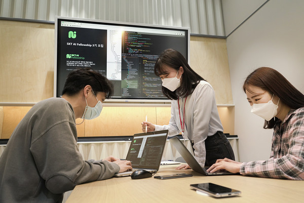 SK텔레콤은 대학생 AI 인재들의 성장을 후원하는 'SKT AI 펠로우십' 3기에 참가할 개발자들을 모집한다.