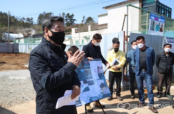 가세로 충남 태안군수는 3주 연속 휴일도 반납한 채 관내 주요사업장 현장 방문을 이어가고 있는 가운데, 18일 근흥면 채석포권역 일반농산어촌개발사업장을 방문해 주민들과 소통하면서 사업 추진 전반을 점검하고 있다. (사진 = 태안군 제공)