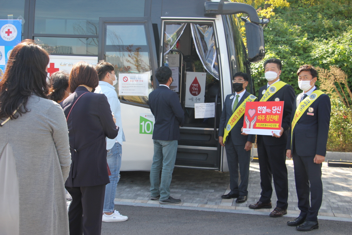 국제라이온스협회 356-B(대전)지구 지역의 혈액 수급난 해소를 위해 유성I.C 만남의 광장에 마련된 이동식 헌혈 버스에서 단체헌혈을 실시했다. 이번 단체헌혈은 코로나19 장기화로 인해 혈액 수급이 원활하지 않은 의료현장에 도움을 주고자 추진됐으며, 강광석 총재를 비롯한 회원 및 가족 등 70여명이 참여해 그 의미를 더했다.