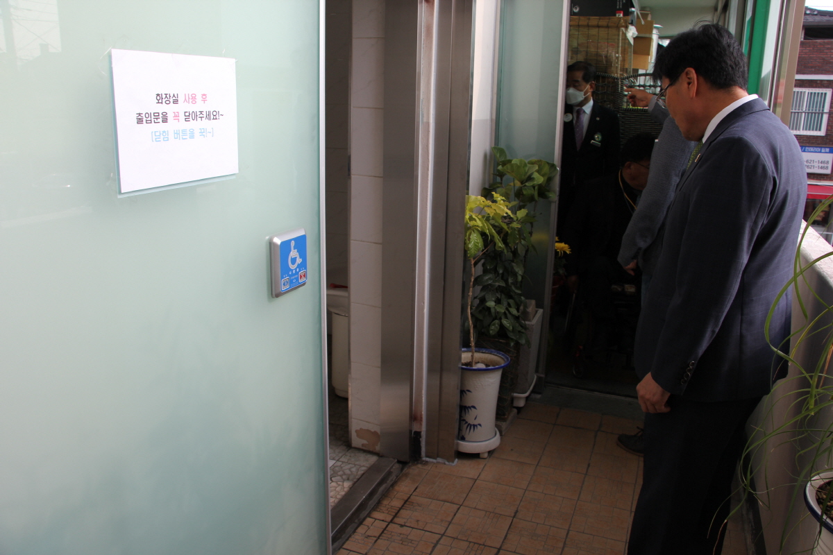 강광석 총재가 대덕구지체장애인협회 사무실내 자동문 준공식에 참석해 장애우의 편의를 도모하고자 기존 출입구와 화장실 등의 여닫이 문을 전체 센서 자동문으로 교체해 줌으로써 이용하는 장애우분들의 편의를 도모하고자 지구봉사금과 클럽봉사금 등의 재원으로 추진됐다.