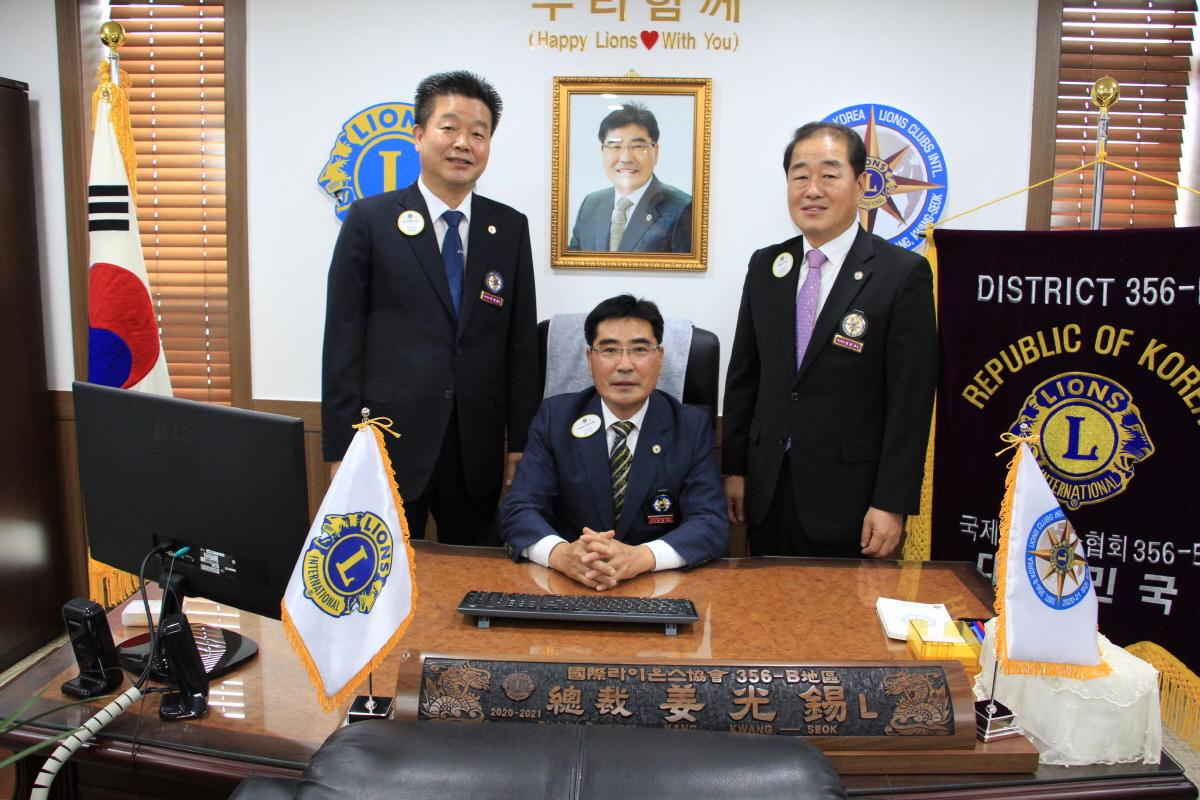 국제라이온스협회 356-B(대전)지구 함께한 제44대 집행부(왼쪽부터) 최재룡 사무총장, 강광석 총재, 김동오 재무총장,