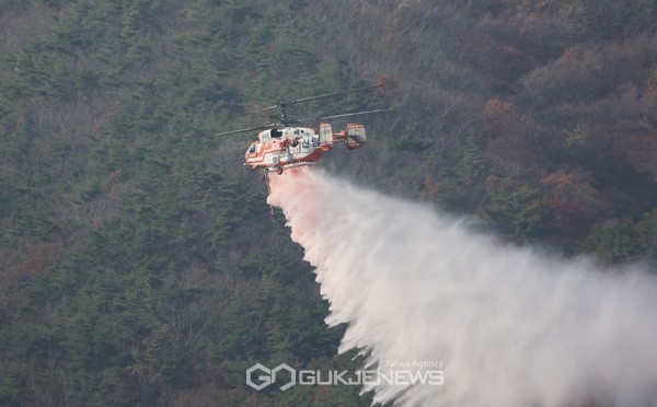 산불진화헬기 물투하(사진제공/산림청)
