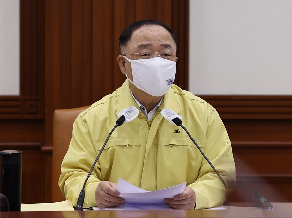 홍남기 국무총리 직무대행이 25일 정부서울청사에서 열린 코로나19 중대본 회의를 주재한 자리에서 모두 발언을 하고 있다.