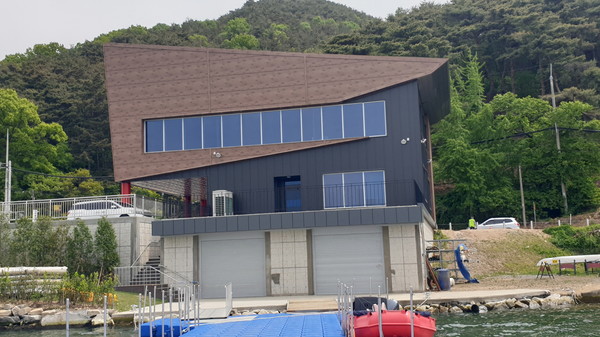 예당호 수변에 건립된 조정팀 관리사무소.