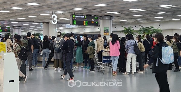 9일 오후 제주국제공항에는 제주를 찾는 관광객들로 북적이고 있다.