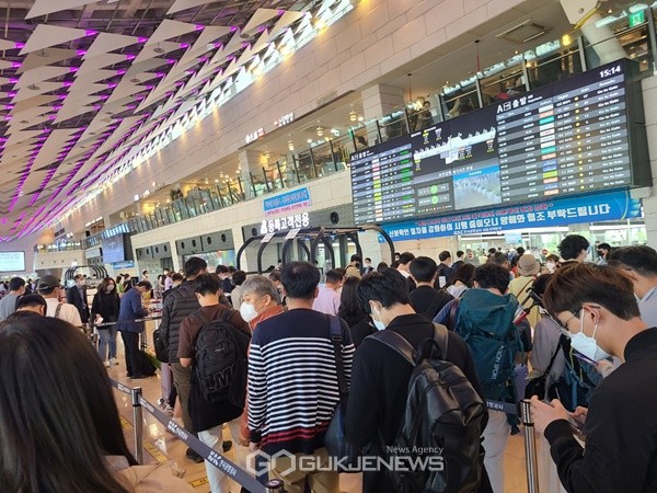 9일 오후 김포공항에는 제주로 여행을 떠나기 위해 출국하는 관광객들로 북적이고 있다