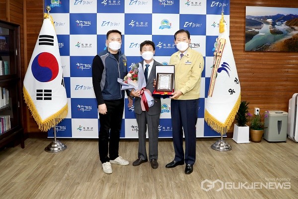 박한범 씨(가운데)가 17년 만에 복직 후 임용장을 받았다.(제공=옥천군청)