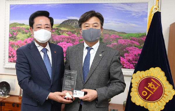 이공휘 의원(우)과 좌남수 의장